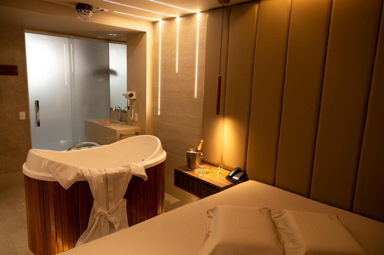 Deluxe Suite Spa Bath
