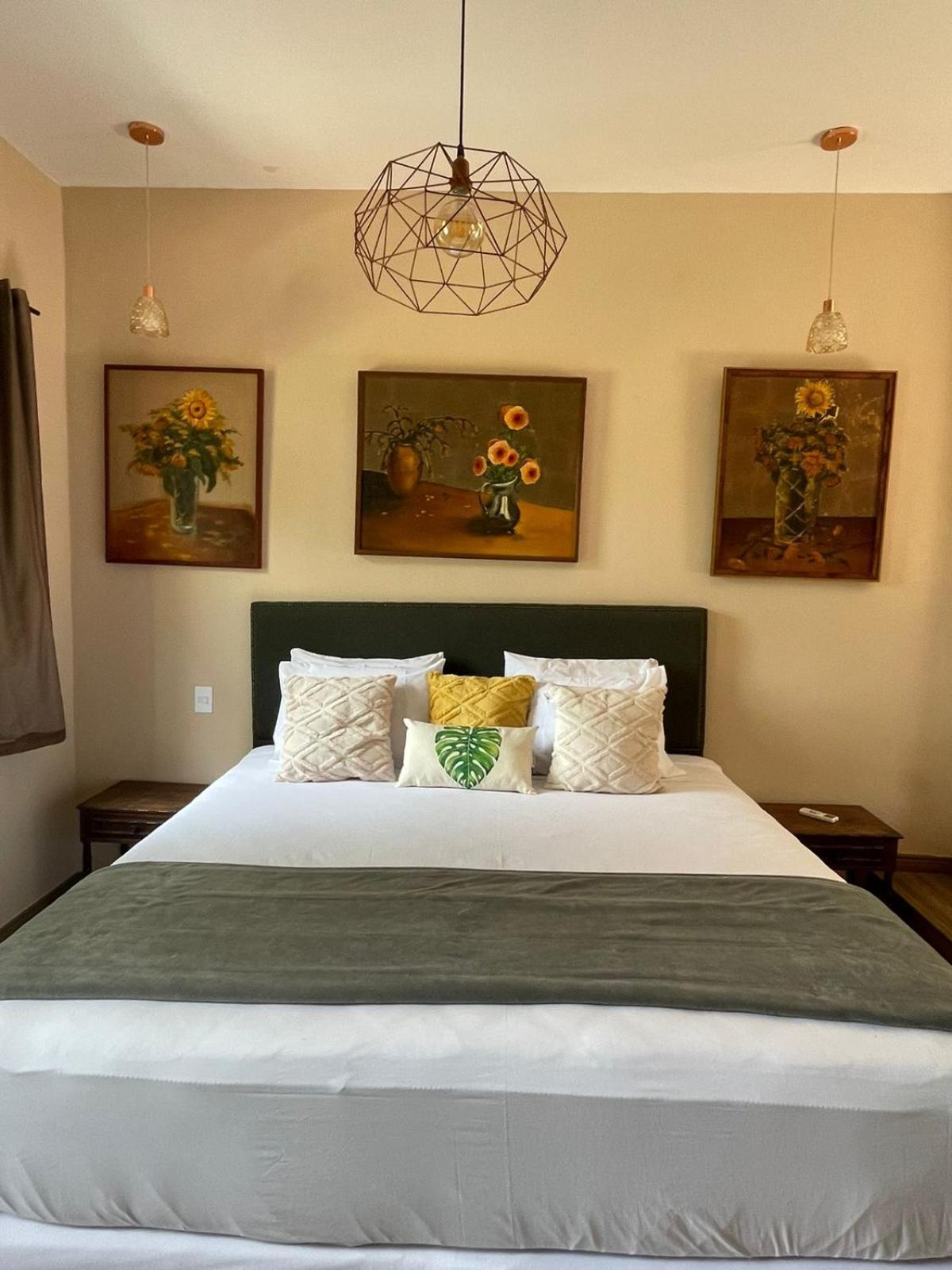 Suíte com Cama King-size e Banheira de Hidromassagem