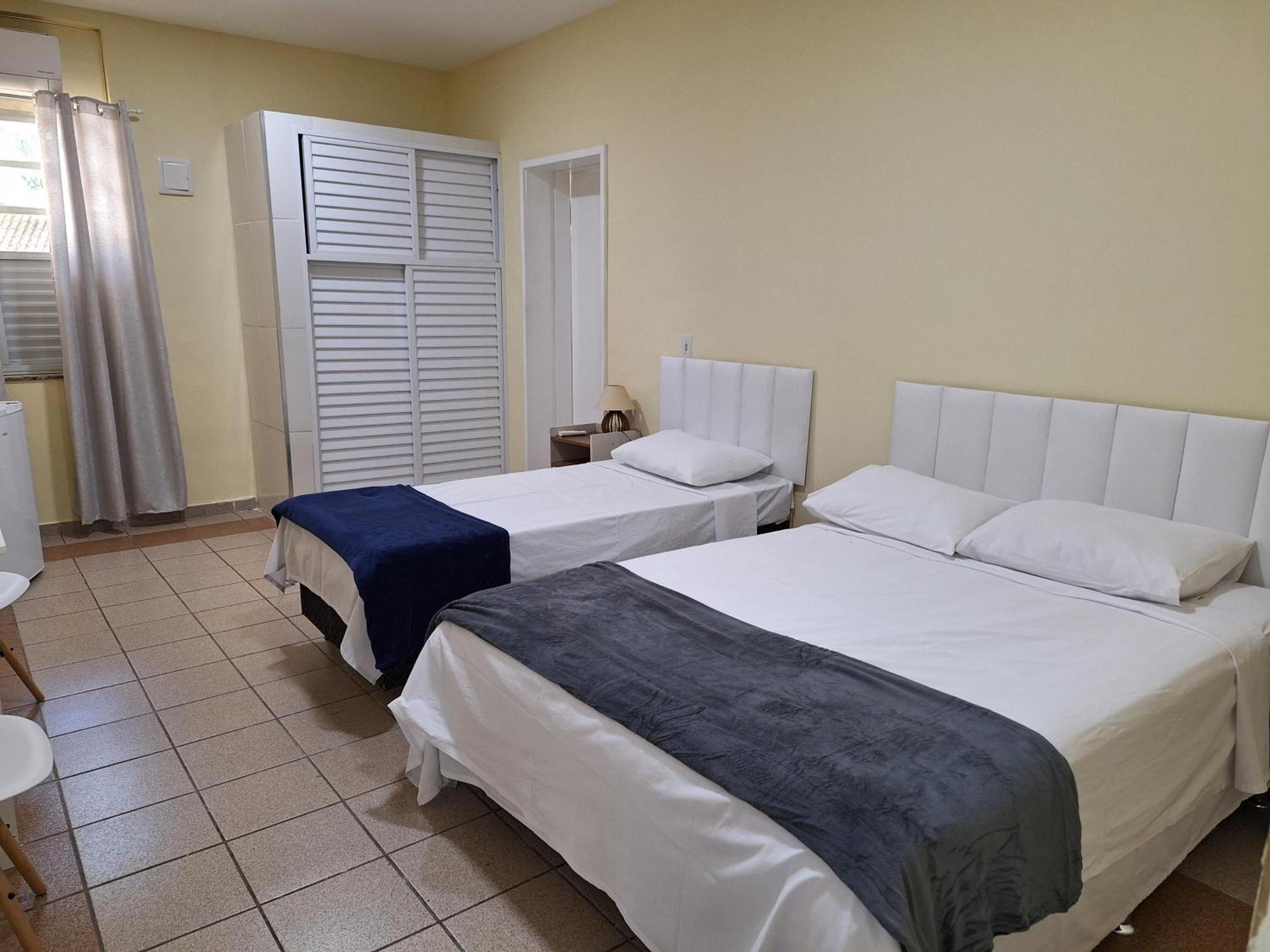 Quarto Triplo com Banheiro Privativo