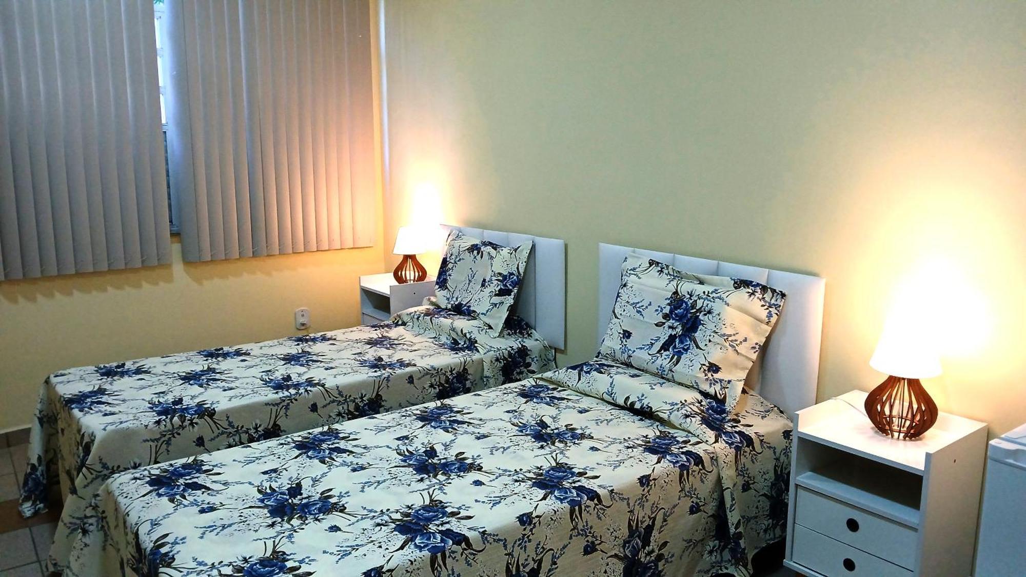 Quarto com 2 Camas de Solteiro e Banheiro Privativo