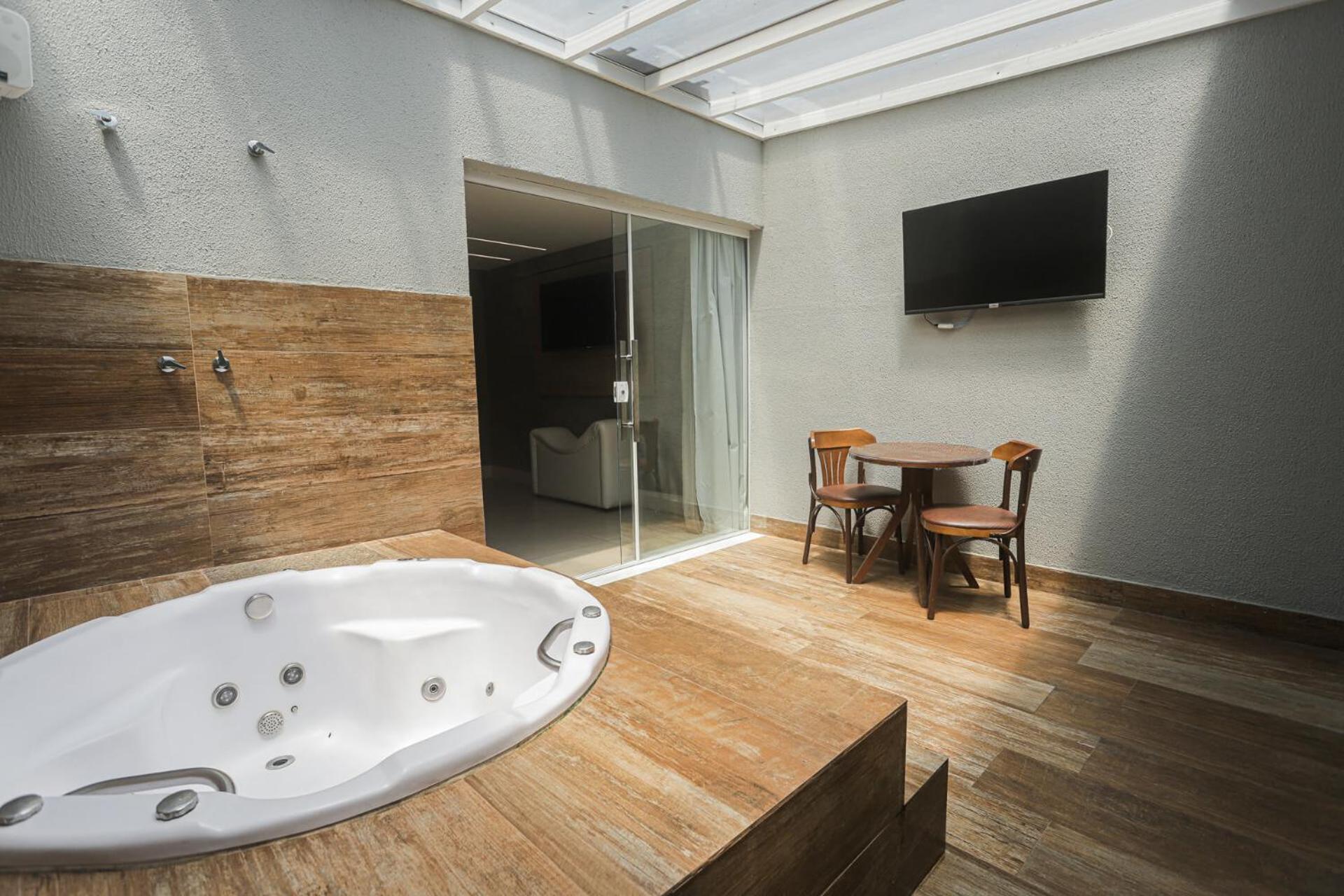 Suite with Hot Tub,1637715323:JPEG