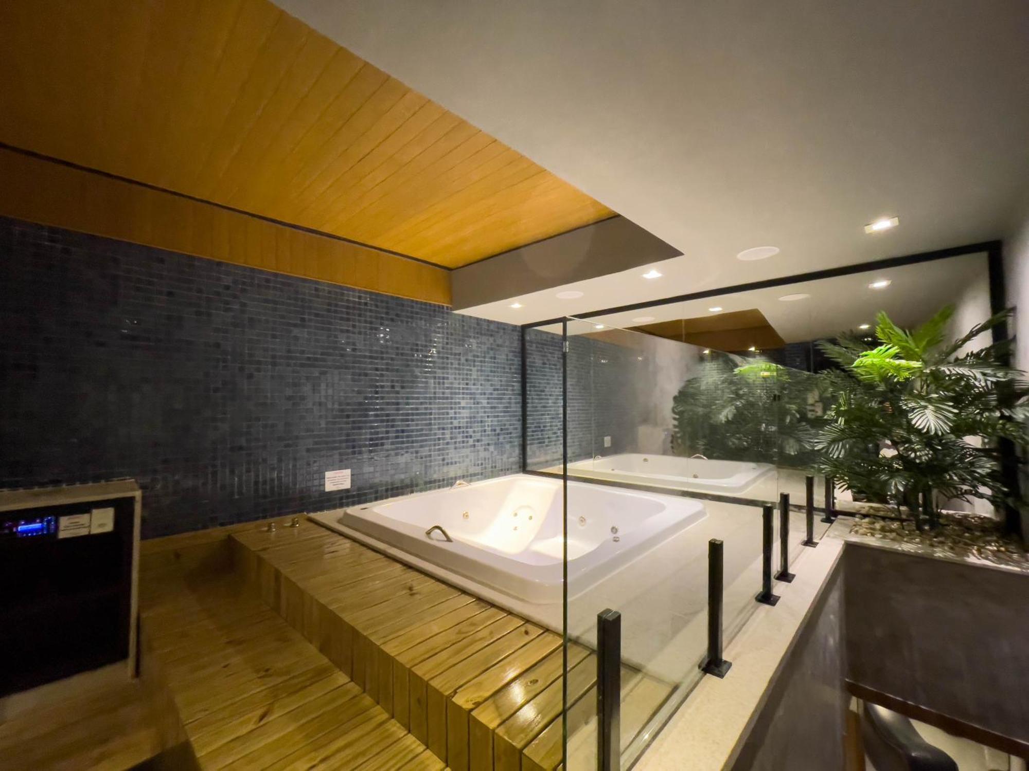 Deluxe Suite Spa Bath