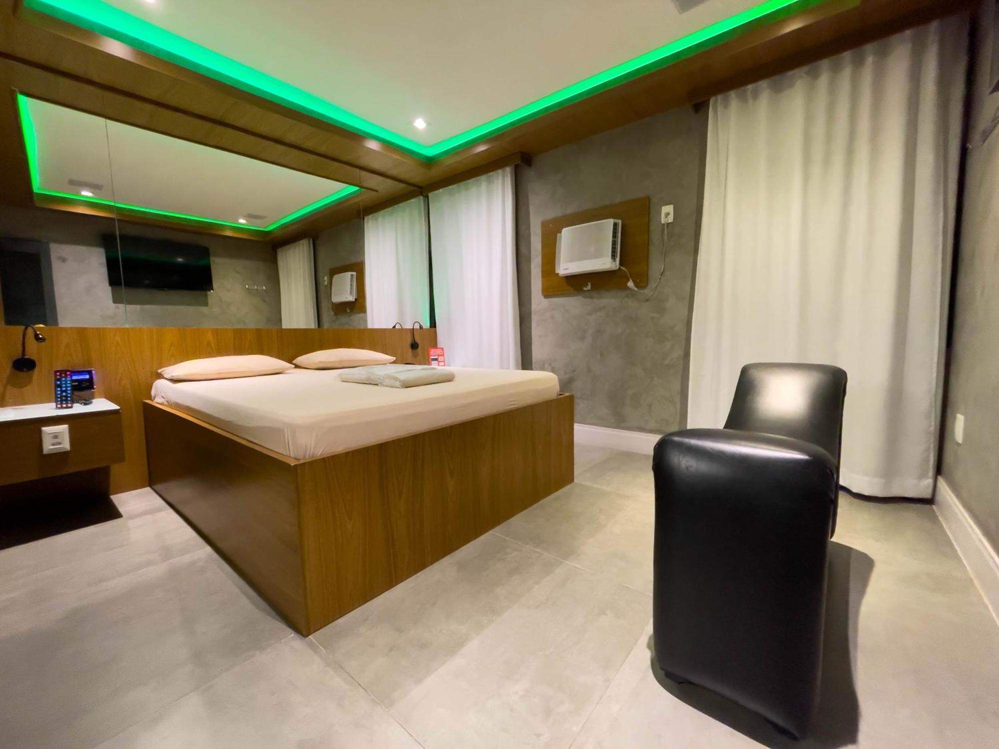 Deluxe Suite Spa Bath