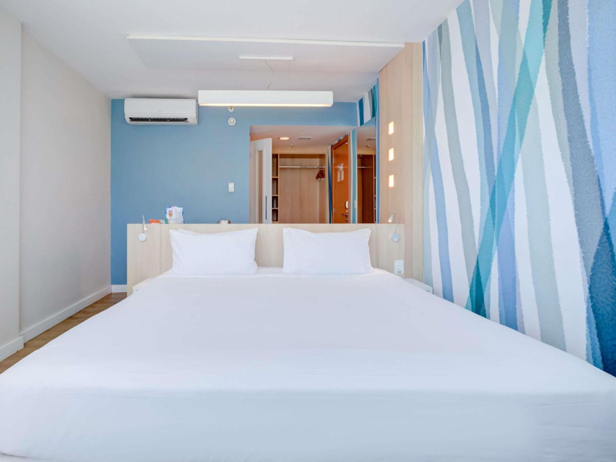 Quarto Superior com Cama de Casal e Vista do Mar