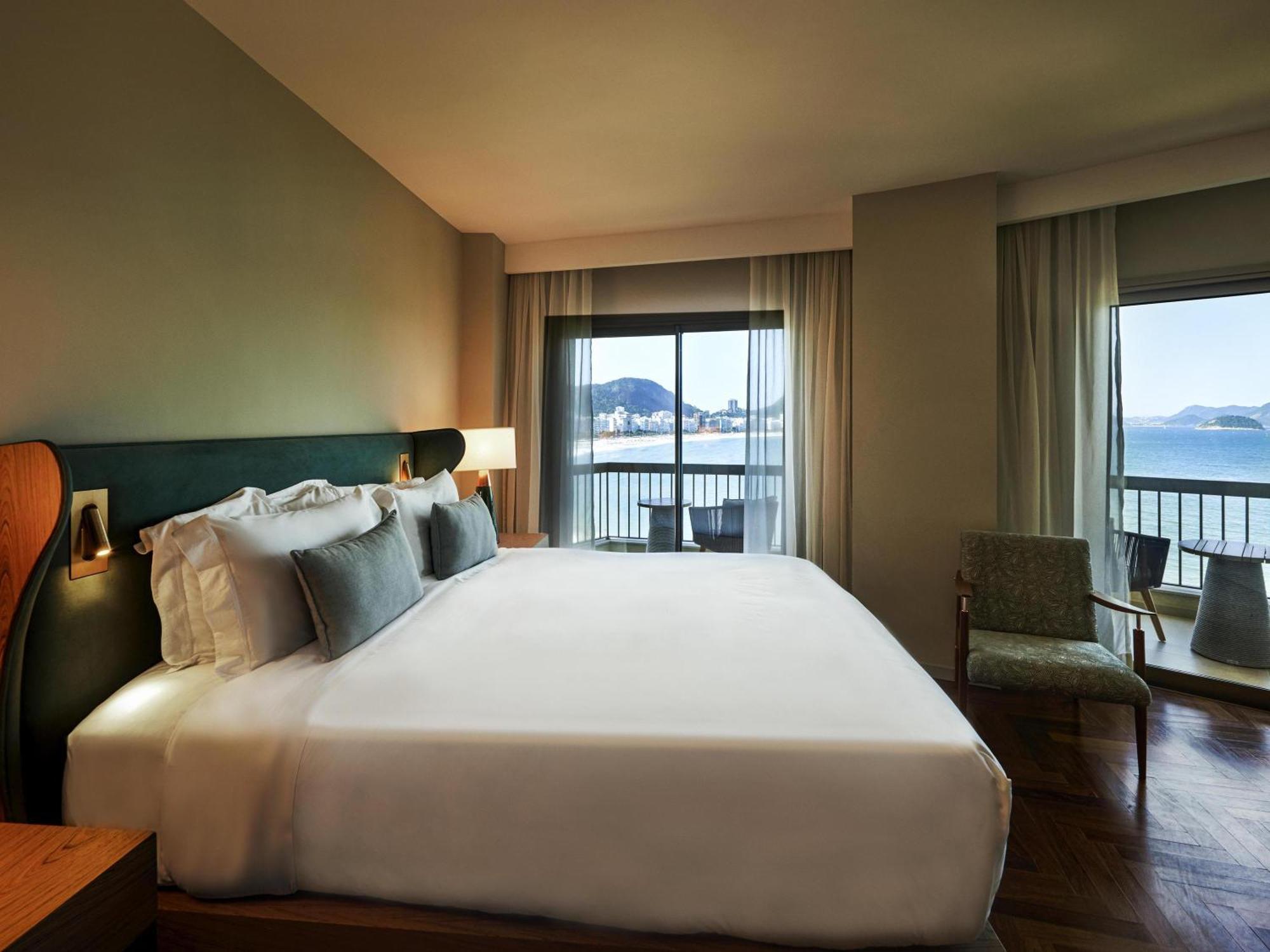 One-Bedroom Gold King Suite Sea View